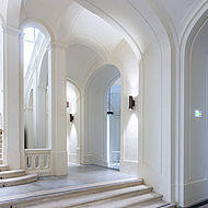 Frisch gestrichene Säulen, Wände und Decken in der Akademie der Wissenschaften in Wien