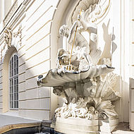 Brunnen mit Fiigur vor dem Gebäude der Österreichischen Akademie der Wissenschaften 