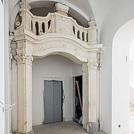 Historische Stuckbögen rund um einen Lift im Gebäude der Österreichischen Akademie der Wissenschaften